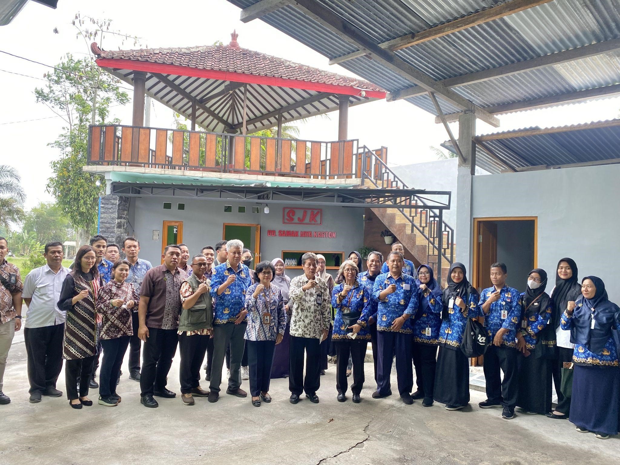 Pemusnahan Arsip Inaktif Bagian Umum dan Protokol Setda Kota Yogyakarta di UD Samak Jaya Karton Magelang